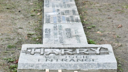 Miejsce którędy biegł tunel "Harry" na terenie obecnego Muzeum Obozów Jenieckich w Żaganiu. Fot. PAP/L. Muszyński 