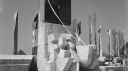 Odsłonięcie Międzynarodowego Pomnika Ofiar Obozu Auschwitz na terenie b. niemieckiego nazistowskiego obozu Auschwitz II-Birkenau. 16.04.1967. Fot. PAP/CAF/Z. Matuszewski
