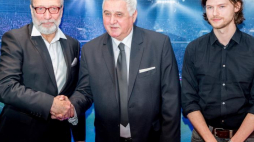  Jan Banaś (C), reżyser Jan Kidawa-Błoński (L) i odtwórca roli Banasia Mateusz Kościukiewicz (P) przed premierą filmu Jana Kidawy-Błońskiego "Gwiazdy". Fot. PAP/A. Grygiel