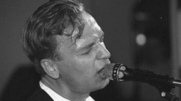 Koncert zespołu Republika w studio Programu III PR. Nz. lider zespołu Grzegorz Ciechowski. Warszawa, 04.1991. Fot. PAP/W. Jabłonowski 