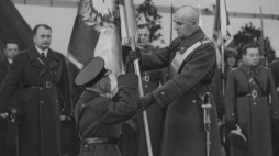 X-lecie Szkoły Podchorążych Lotnictwa w Dęblinie: marszałek Edward Rydz-Śmigły wręcza chorągiew nadaną szkole. 1937 r. Fot. NAC