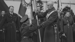 X-lecie Szkoły Podchorążych Lotnictwa w Dęblinie: marszałek Edward Rydz-Śmigły wręcza chorągiew nadaną szkole. 1937 r. Fot. NAC