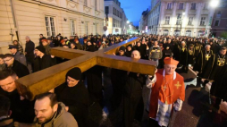 Metropolita warszawski, kard. Kazimierz Nycz (P) podczas Triduum Paschalnego - Centralnej Drogi Krzyżowej w Warszawie. Fot. PAP/B. Zborowski 