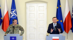 Zwierzchnik sił zbrojnych, prezydent Andrzej Duda (P) oraz naczelny dowódca sił NATO w Europie gen. Curtis M. Scaparrotti (L) podczas spotkania w Pałacu Prezydenckim w Warszawie. Fot. PAP/J. Kamiński