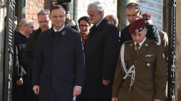 Prezydent Andrzej Duda (C) po wyjściu z Krypty pod Wieżą Srebrnych Dzwonów na Wawelu, gdzie spoczywają ciała pary prezydenckiej Lecha i Marii Kaczyńskich. Fot. PAP/J. Bednarczyk