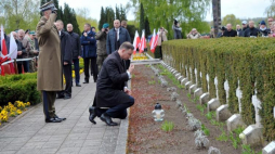Prezydent Andrzej Duda oraz zastępca dowódcy 12. Szczecińskiej Dywizji Zmechanizowanej gen. bryg. Tomasz Piotrowski podczas uroczystości 72. rocznicy forsowania Odry przez 1. Armię Wojska Polskiego. Siekierkowski Cmentarz Wojenny. Fot. PAP/M. Bielecki