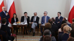 Historycy: Włodzimierz Suleja (L), Małgorzata Gmurczyk-Wrońska (2L), Marek Kornat (3L), Tomasz Schramm (4L), Andrzej Chwalba (5L) i Jan Żaryn (6L) podczas debaty "Nie tylko Dmowski i Paderewski. Polska akcja dyplomatyczna 1914-1918" w Belwederze. Fot. PAP/T. Gzell 