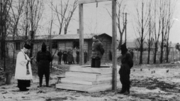 Na terenie b. niemieckiego obozu koncentracyjnego Auschwitz-Birkenau wykonano wyrok śmierci przez powieszenie na komendancie obozu Rudolfie Hoessie. Ostatniej posługi udzielił skazanemu salezjanin z Oświęcimia, ks. Tadeusz Zaremba. 16.04.1947. Fot. PAP/S. Dąbrowiecki 