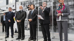 Wicepremier, minister kultury prof. Piotr Gliński (2P), prezydent Łodzi Hanna Zdanowska (P), członkowie misji ewaluacyjnej Międzynarodowego Biura Wystaw (BIE): szef komitetu wykonawczego BIE Jai-chul Choi (3P), sekretarz generalny Międzynarodowego Biura Wystaw (BIE), Vicente Gonzalez Loscertales (4P). Fot. PAP/L. Szymański 