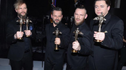 Wokalista Tomasz Organek (L) z grupą Organek odebrali Fryderyka 2017 w kategorii "album roku rock", podczas gali 23. edycji Nagród Akademii Fonograficznej Fryderyki 2017. Fot. PAP/S. Leszczyński
