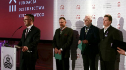 Wiceminister kultury Jarosław Sellin oraz odznaczeni medalami "Gloria Artis", od lewej: Janusz Smaza, Jerzy Petrus i Krzysztof Hejke, podczas III Gali Fundacji Dziedzictwa Kulturowego podsumowującej przedsięwzięcia zrealizowane w 2016 r. Fot. PAP/T. Gzell