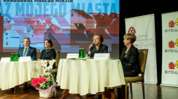 Konferencja prasowa w Bydgoszczy nt. kampanii "Krajobraz mojego miasta" w ramach Międzynarodowego Dnia Ochrony Zabytków - od lewej: wojewoda kujawsko-pomorski Mikołaj Bogdanowicz, wiceminister kultury, Generalny Konserwator Zabytków prof. Magdalena Gawin, dyrektor Narodowego Instytutu Dziedzictwa prof. Małgorzata Rozbicka, wiceprezydent Bydgoszczy Iwona Waszkiewicz. Fot. PAP/T. Żmijewski 
