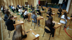 Uczniowie Gimnazjum nr 38 w Warszawie przed rozpoczęciem egzaminu. Fot. PAP/R. Guz 