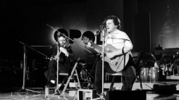 Przemysław Gintrowski (L) i Jacek Kaczmarski. XIX Krajowy Festiwal Polskiej Piosenki w Opolu. 06.1981. Fot. PAP/CAF/K. Świderski