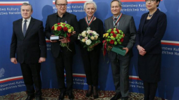 Od lewej: wicepremier, minister kultury i dziedzictwa narodowego Piotr Gliński, nagrodzeni medalami Gloria Artis: Lech Makowiecki, Helena Łabonarska i Jerzy Zelnik oraz wiceminister kultury Wanda Zwinogrodzka podczas uroczystości wręczenia medali "Zasłużony Kulturze Gloria Artis". Fot. PAP/R. Guz