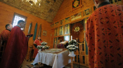 Uroczystości Wielkiego Piątku w greckokatolickiej cerkwi w Łuczycach na Podkarpaciu. 2010 r. Fot. PAP/D. Delmanowicz 