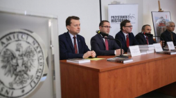Prezes IPN dr Jarosław Szarek (C), szef MSWiA Mariusz Błaszczak (L), rektor Akademii Policyjnej Gruzji Givi Mikanadze (2L), dyrektor Archiwum MSW Gruzji Omar Tushurashvili (2P) i prof. Hiroaki Kuromiya (P) z Uniwersytetu Indiany podczas promocji publikacji "Wielki Terror w sowieckiej Gruzji 1937–1938. Represje wobec Polaków". Fot. PAP/L. Szymański 