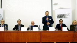 Wiceszef MEN Maciej Kopeć (3P), prezes IPN dr Jarosław Szarek (2P), autor nowej podstawy programowej prof. Włodzimierz Suleja (3L), dziennikarze: Jan Wróbel (2L) i Piotr Zaremba (L) oraz dr Katarzyna Maniewska (P) podczas debaty o nauczaniu historii w szkole po reformie edukacji. Fot. PAP/T. Gzell 