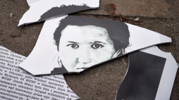 Zniszczona tablica informacyjna, która była przymocowana do stelaża przy pomniku Danuty Siedzikówny "Inki" na gdańskiej Oruni. Fot. PAP/A. Warżawa