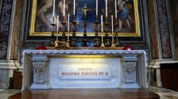 Grób świętego Jana Pawła II w kaplicy św. Sebastiana Bazyliki św. Piotra w Watykanie. Fot. PAP/J. Turczyk