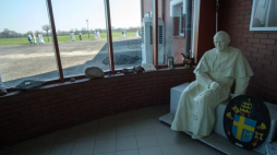 Rzeźba Jana Pawła II w Muzeum - Domu Jana Pawła II na Polach Lednickich. Fot. PAP/J. Kaczmarczyk 