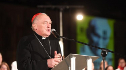 Metropolita warszawski, kard. Kazimierz Nycz przemawia do zebranych. Czuwanie modlitewne na pl. Piłsudskiego - w miejscu, w którym podczas pielgrzymek do Polski papież Jan Paweł II dwukrotnie spotykał się z warszawiakami. Fot. PAP/B. Zborowski 