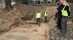 Prof. Krzysztof Szwagrzyk, wiceprezes IPN, podczas prac wykopaliskowych na Cmentarzu Bródnowskim w Warszawie.  03.04.2017. Fot. PAP/L. Szymański 