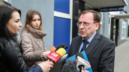 Minister koordynator służb specjalnych Mariusz Kamiński rozmawia z dziennikarzami przed posiedzeniem Kolegium IPN ws. tzw. zbioru zastrzeżonego. Fot. PAP/R. Guz 