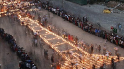 Nepalczycy upamiętnili zniszczenie świątyni Kasthamandap podczas rocznicy trzęsienia ziemi w Katmandu. Fot. PAP/EPA