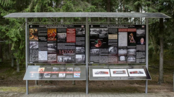 Tablice z informacjami o jeńcach Armii Czerwonej z 1920 r. stojące na terenie polskiego cmentarza wojennego w Katyniu. Fot. PAP/W. Pacewicz