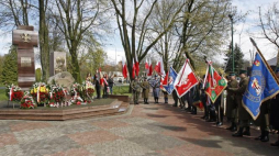 Uroczystość odsłonięcia Krzyża Katyńskiego obok Pomnika Katyńskiego w Białymstoku. Fot. PAP/A. Reszko