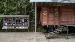 Tablice z informacjami o jeńcach bolszewickich z czasów wojny w latach 1919-1921 na terenie Memoriału Katyńskiego. Fot. PAP/W. Pacewicz