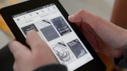 Przekazanie przez firmę Amazon Polska książek i czytników e-booków. Fot. PAP/J. Kaczmarczyk