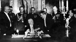 Ceremonia podpisania przez prezydenta Ignacego Mościckiego Konstytucji z 1935 r. na Zamku Królewskim w stolicy. Fot. NAC