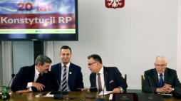 B. marszałek Sejmu i b. przewodniczący Zgromadzenia Narodowego Józef Zych (2P), b. marszałek Senatu, marszałek województwa mazowieckiego Adam Struzik (C), b. prezes TK Jerzy Stępień (P), prezes PSL Władysław Kosiniak-Kamysz (2L), b. prezes PSL, europoseł Jarosław Kalinowski (L) podczas spotkania w 20. rocznicę uchwalenia konstytucji. Fot. PAP/T. Gzell 