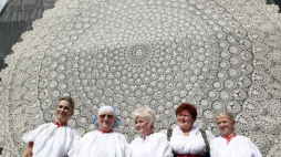 Koronka "Rózia" (5 metrów średnicy, 5 kg wagi) i twórczynie dzieła, mieszkanki Koniakowa: Marta Haratek (2L), Urszula Rybka (2P), Renata Krasowska (L), Danuta Krasowska (C) i Mariola Legierska (P). Koniaków, 2013 r. Fot. PAP/A. Grygiel 