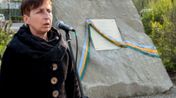 Działaczka łemkowska i pracownik naukowy UJ Helena Duć-Fajfer podczas uroczystości odsłonięcia pamiątkowej tablicy na terenie Centralnego Obozu Pracy w Jaworznie. Fot. PAP/A. Grygiel
