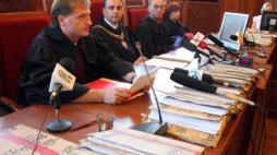 Sąd Okręgowy we Wrocławiu ogłasza wyrok w procesie Jana M., b. wiceszefa komendy miejskiej MO w Lubinie. 17.07.2007. Fot. PAP/K. Świderski 