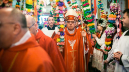Uczestnicy procesji z palmami w trakcie uroczystości Niedzieli Palmowej. Łyse, 09.04.2017. Fot. PAP/J. Sender 