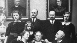 Wanda i Artur Machlejdowie z synami, synowymi i wnuczką Wandą oraz Wandą Ulrichową (w środku) pod portretami Karola i Julii Machlejdów, 1936 r., źródło: Krystyna Machlejd, Saga ulrichowska-machlejdowska, Warszawa 2006. Źródło: Wirtualne Muzeum Konstancina