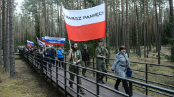Uczestnicy XI Marszu Pamięci Młodzieży Polskiej i Rosyjskiej podczas uroczystości na Polskim Cmentarzu Wojennym w Katyniu. 09.04.2017. Fot. PAP/W. Pacewicz 