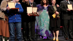 Aktorka Anna Dymna oraz laureaci Medali św. Brata Alberta. Kraków, 13.03.2017. Fot. PAP/S. Rozpędzik