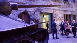 Sekretarz stanu KPRM, senator Anna Maria Anders zwiedza Muzeum II Wojny Światowej w Gdańsku w towarzystwie wojewody pomorskiego Dariusza Drelicha (P) i dyrektora Muzeum Karola Nawrockiego (3P). PAP/A. Warżawa 