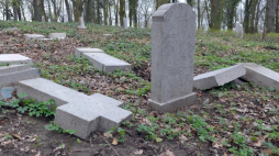 Uszkodzone nagrobki w parku-lapidarium przy ul. Ostrowskiej w Szczecinie. Fot. PAP/M. Bielecki