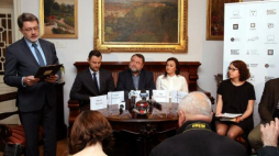 Prezes zarządu Fundacji Wisławy Szymborskiej Michał Rusinek (L), zastępca dyrektora Krakowskiego Biura Festiwalowego ds. Programowych Robert Piaskowski (2L), zastępca prezydenta Krakowa ds. Polityki Społecznej, Kultury i Promocji Miast Andrzej Kulig (3L), prezes Fundacji Miasto Literatury Olga Brzezińska (3P), sekretarz Nagrody im. Wisławy Szymborskiej Paulina Paulina Małochleb (2P) oraz członek kapituły Nagrody Andrij Chadanowicz (P). Kraków, 26.04.2017.  Fot. PAP/S. Rozpędzik