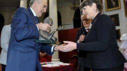 Dyrektor NOSPR Joanna Wnuk-Nazarowa odbiera nagrodę Towarzystwa Przyjaciół Śląska z rąk poprzedniego laureata Mariana Zembali. Fot. PAP/M. Obara 