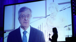 Laureat Złotego Fryderyka Piotr Paleczny (na telebimie) podczas gali wręczenia Nagród Akademii Fonograficznej Fryderyk 2017. Fot. PAP/L. Szymański 