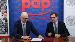 Prezes Polskiej Agencji Prasowej Artur Dmochowski (L) oraz prezes Instytutu Pamięci Narodowej Jarosław Szarek (P) podczas uroczystości podpisania w siedzibie PAP porozumienia o współpracy. Fot. PAP/R. Guz