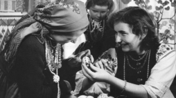 Malowanie pisanek we wsi łowickiej - Bocheń. 04.1958. Fot. PAP/CAF/Z. Matuszewski