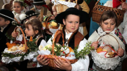 Dzieci ze święconkami w kościele parafialnym pw. Matki Bożej Królowej Aniołów w Białym Dunajcu. Fot. PAP/G. Momot